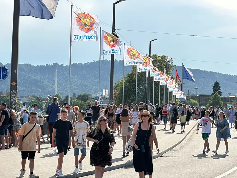 Picture of Züri Fäscht - People passing the Quaibrücke